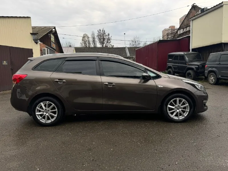 Продаю kia ceed универсал в отличном состоянии! год: 2017 : 1.6 коробка: автомат пробег: 160.000 км автомобиль практически весь в заводском окрасе (крашено пару элементов, косметика) никаких сколов, царапин и прочего, выглядит просто отлично. технически автомобиль тоже в отличном состоянии. , коробка без малейших нареканий чувствует себя превосходно, не дымит, не троит, не кипит, работает идеально без посторонних шумов, вложений никаких не требует. по коробке также все отлично, переключается плавно. салон опрятный, не рванный, не протертый, за машиной следили. по электрике работает абсолютно каждая кнопочка, включая кондей, подогревы и т. д. 2 ключа автозапуск установлены диоды в два этажа фары в бронепленке автомобиль неприхотливый, надёжный и комфортный. у кого остались какие либо вопросы звоните, буду рад на них ответить. готов к любым проверкам за ваш счёт макеевка +79493234206 +79064307686 telegram цена: 1.300.000₽ 📞 звоните: +7(949)3234206 - фотография - 4