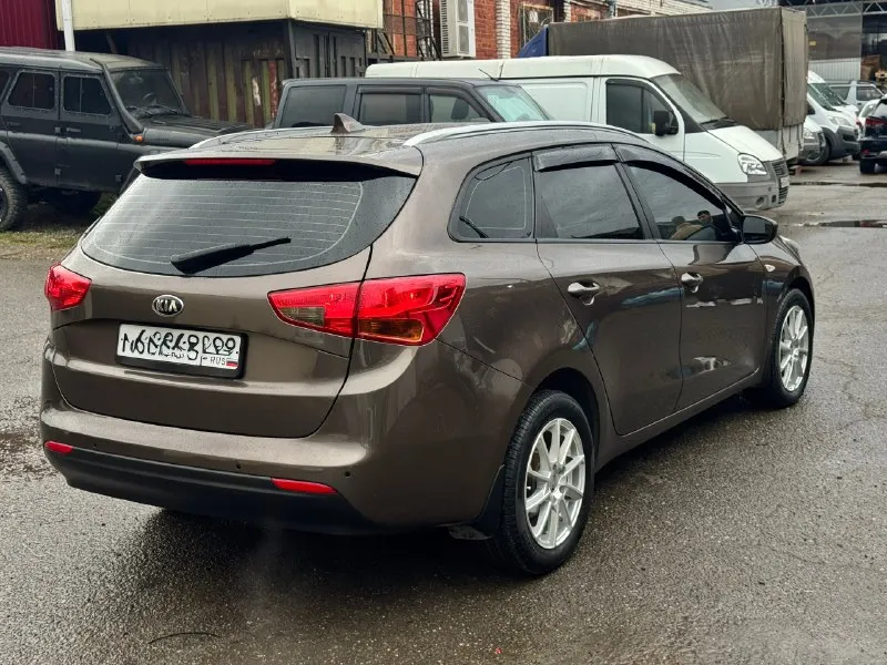 Продаю kia ceed универсал в отличном состоянии! год: 2017 : 1.6 коробка: автомат пробег: 160.000 км автомобиль практически весь в заводском окрасе (крашено пару элементов, косметика) никаких сколов, царапин и прочего, выглядит просто отлично. технически автомобиль тоже в отличном состоянии. , коробка без малейших нареканий чувствует себя превосходно, не дымит, не троит, не кипит, работает идеально без посторонних шумов, вложений никаких не требует. по коробке также все отлично, переключается плавно. салон опрятный, не рванный, не протертый, за машиной следили. по электрике работает абсолютно каждая кнопочка, включая кондей, подогревы и т. д. 2 ключа автозапуск установлены диоды в два этажа фары в бронепленке автомобиль неприхотливый, надёжный и комфортный. у кого остались какие либо вопросы звоните, буду рад на них ответить. готов к любым проверкам за ваш счёт макеевка +79493234206 +79064307686 telegram цена: 1.300.000₽ 📞 звоните: +7(949)3234206 - фотография - 5