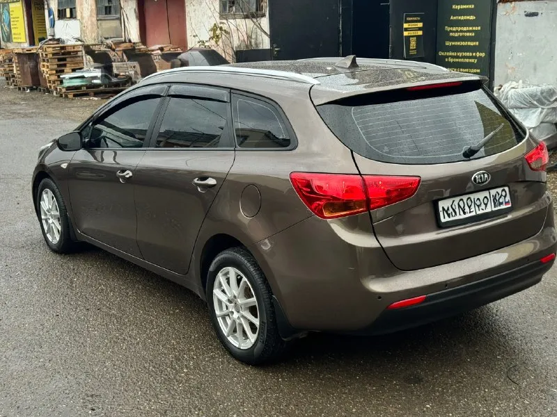 Продаю kia ceed универсал в отличном состоянии! год: 2017 : 1.6 коробка: автомат пробег: 160.000 км автомобиль практически весь в заводском окрасе (крашено пару элементов, косметика) никаких сколов, царапин и прочего, выглядит просто отлично. технически автомобиль тоже в отличном состоянии. , коробка без малейших нареканий чувствует себя превосходно, не дымит, не троит, не кипит, работает идеально без посторонних шумов, вложений никаких не требует. по коробке также все отлично, переключается плавно. салон опрятный, не рванный, не протертый, за машиной следили. по электрике работает абсолютно каждая кнопочка, включая кондей, подогревы и т. д. 2 ключа автозапуск установлены диоды в два этажа фары в бронепленке автомобиль неприхотливый, надёжный и комфортный. у кого остались какие либо вопросы звоните, буду рад на них ответить. готов к любым проверкам за ваш счёт макеевка +79493234206 +79064307686 telegram цена: 1.300.000₽ 📞 звоните: +7(949)3234206 - фотография - 6