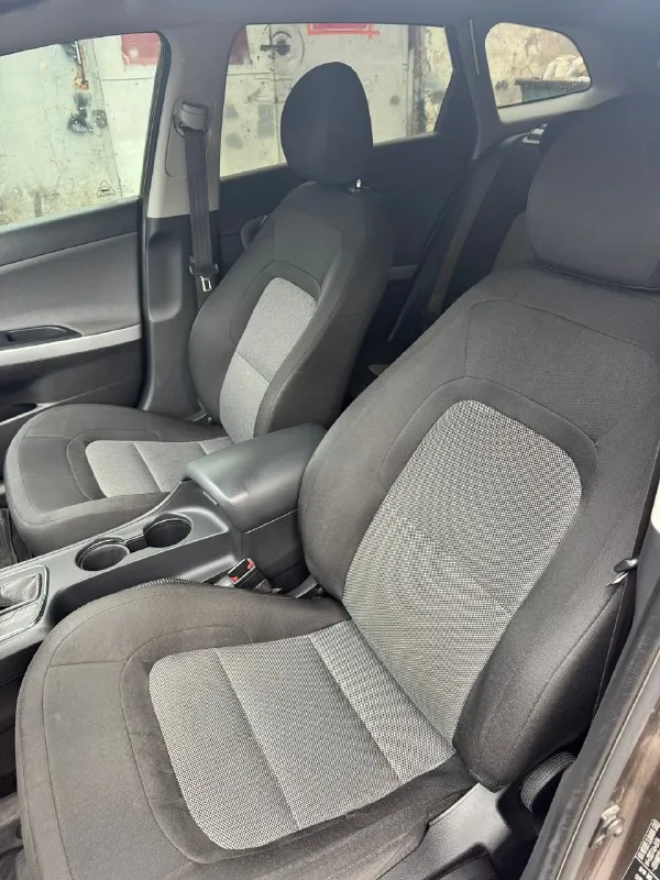 Продаю kia ceed универсал в отличном состоянии! год: 2017 : 1.6 коробка: автомат пробег: 160.000 км автомобиль практически весь в заводском окрасе (крашено пару элементов, косметика) никаких сколов, царапин и прочего, выглядит просто отлично. технически автомобиль тоже в отличном состоянии. , коробка без малейших нареканий чувствует себя превосходно, не дымит, не троит, не кипит, работает идеально без посторонних шумов, вложений никаких не требует. по коробке также все отлично, переключается плавно. салон опрятный, не рванный, не протертый, за машиной следили. по электрике работает абсолютно каждая кнопочка, включая кондей, подогревы и т. д. 2 ключа автозапуск установлены диоды в два этажа фары в бронепленке автомобиль неприхотливый, надёжный и комфортный. у кого остались какие либо вопросы звоните, буду рад на них ответить. готов к любым проверкам за ваш счёт макеевка +79493234206 +79064307686 telegram цена: 1.300.000₽ 📞 звоните: +7(949)3234206 - фотография - 7