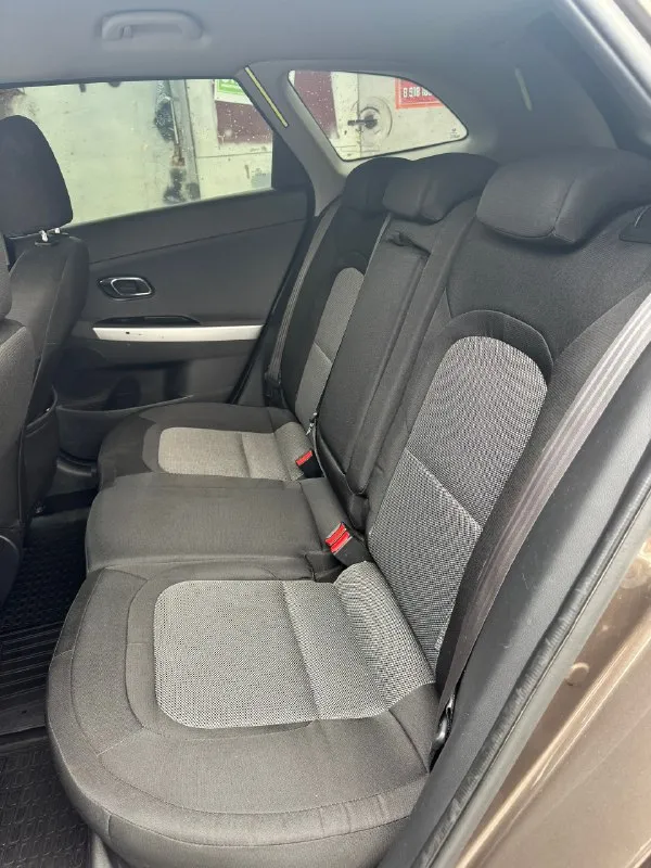 Продаю kia ceed универсал в отличном состоянии! год: 2017 : 1.6 коробка: автомат пробег: 160.000 км автомобиль практически весь в заводском окрасе (крашено пару элементов, косметика) никаких сколов, царапин и прочего, выглядит просто отлично. технически автомобиль тоже в отличном состоянии. , коробка без малейших нареканий чувствует себя превосходно, не дымит, не троит, не кипит, работает идеально без посторонних шумов, вложений никаких не требует. по коробке также все отлично, переключается плавно. салон опрятный, не рванный, не протертый, за машиной следили. по электрике работает абсолютно каждая кнопочка, включая кондей, подогревы и т. д. 2 ключа автозапуск установлены диоды в два этажа фары в бронепленке автомобиль неприхотливый, надёжный и комфортный. у кого остались какие либо вопросы звоните, буду рад на них ответить. готов к любым проверкам за ваш счёт макеевка +79493234206 +79064307686 telegram цена: 1.300.000₽ 📞 звоните: +7(949)3234206 - фотография - 8