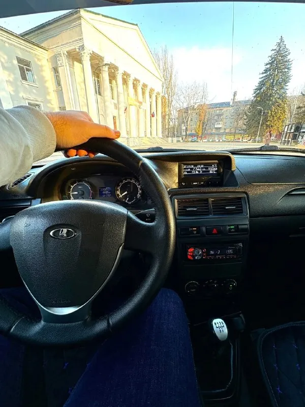 Продам приора 2 поколения 2014 года в отличном состоянии! автомобиль полностью обслужен: двигатель, ходовка, коробка после обслуживания! было произведено замена всех масел, фильтров и по ходовой части. двигатель 16 клапанный работает отлично, тихо ровно ходовая без нареканий, все обслужено делать ничего не надо!!! салон чистый ухоженный и не прокуренный, ве работает все включается комплектация люкс, кондиционер работает, дует и холодит по кузову очень красивая ровненькая, внимание привлекает машина в отличном состоянии, реально живой автомобиль, сел и поехал делать ничего не нужно! цена 530 000 руб хороший торг реальному покупателю +79494744952 📞 звоните: +7(949)4744952 - фотография - 8