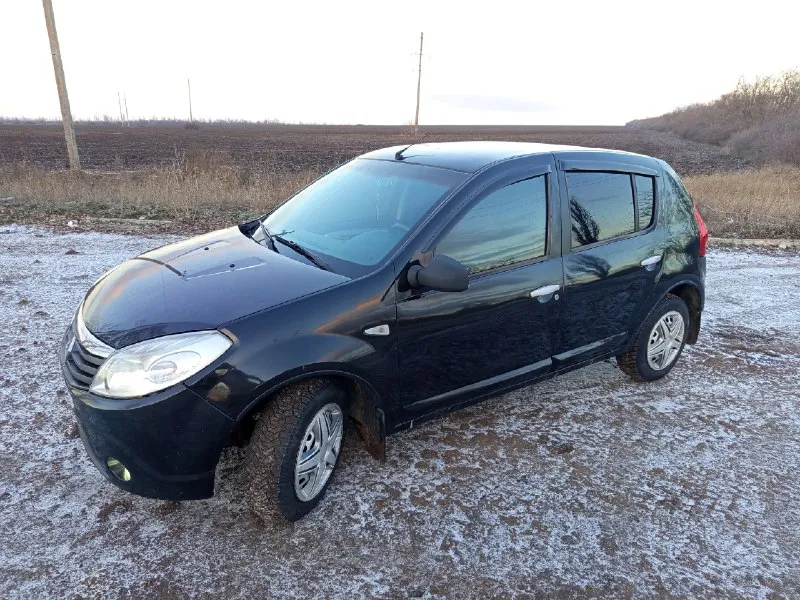 Продам renault sandero (renault сандеро) 2011 года, с пробегом 210 тыс. , двигатель 1.6., резина шипованная зимняя, коробка механика, автомобиль обслужен, кузов крепкий, салон аккуратный. комплектация: - подогрев зеркал, подогрев сидений, электро регулировка зеркал, кондиционер, противотуманки, 4 стеклоподъёмника, центральный замок, фаркоп, подушки безопасности, простенькая музыка. цена 520 торг у капота. осмотр в старобельске. антон, 📞 +79592792787 📞 звоните: +7(959)2792787 - фотография - 2