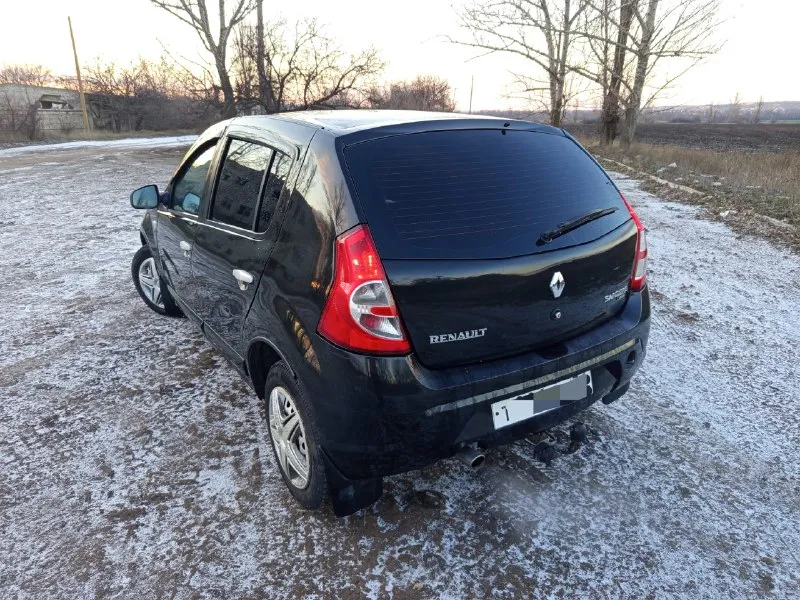 Продам renault sandero (renault сандеро) 2011 года, с пробегом 210 тыс. , двигатель 1.6., резина шипованная зимняя, коробка механика, автомобиль обслужен, кузов крепкий, салон аккуратный. комплектация: - подогрев зеркал, подогрев сидений, электро регулировка зеркал, кондиционер, противотуманки, 4 стеклоподъёмника, центральный замок, фаркоп, подушки безопасности, простенькая музыка. цена 520 торг у капота. осмотр в старобельске. антон, 📞 +79592792787 📞 звоните: +7(959)2792787 - фотография - 3