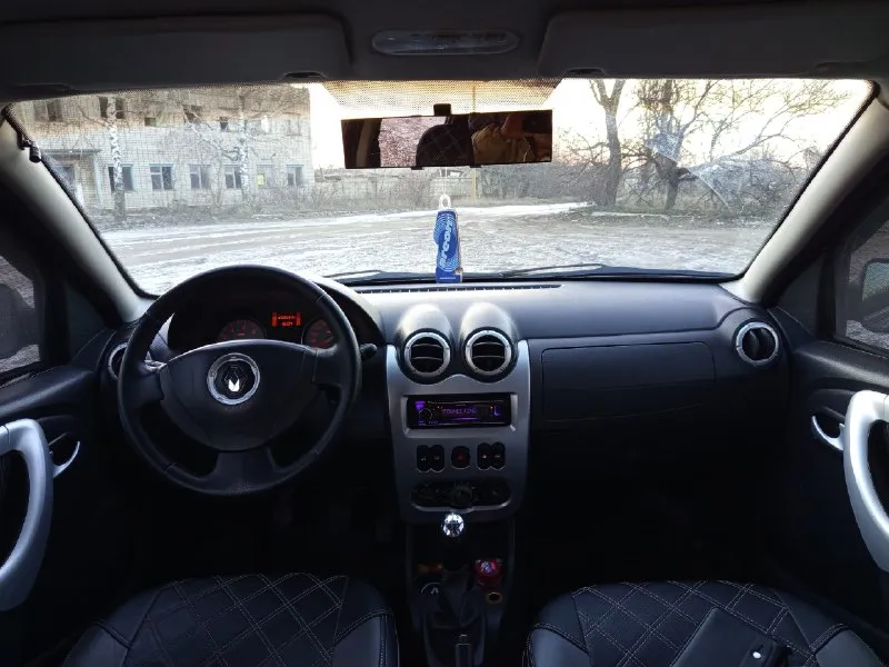 Продам renault sandero (renault сандеро) 2011 года, с пробегом 210 тыс. , двигатель 1.6., резина шипованная зимняя, коробка механика, автомобиль обслужен, кузов крепкий, салон аккуратный. комплектация: - подогрев зеркал, подогрев сидений, электро регулировка зеркал, кондиционер, противотуманки, 4 стеклоподъёмника, центральный замок, фаркоп, подушки безопасности, простенькая музыка. цена 520 торг у капота. осмотр в старобельске. антон, 📞 +79592792787 📞 звоните: +7(959)2792787 - фотография - 6