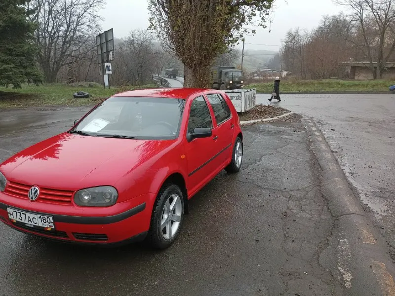 Гольф 4 369т. рублей авто в отличном состоянии! двигатель 1.6 бензин работает отлично, без расхода масла, без потёков, заменен ремень грм ролики свечи провода. коробка 5-ступка механика работает отлично ходовая часть вся перебрана едит тихо и мягко. зимняя резина, диски р-16 летние шины в комплекте 2 комплекта ключей салон в отличном состоянии для своих лет кондиционер обслужен работает отлично. 4-стеклоподьемника гур работает отлично электро-регулировка зеркал обогрев заднего стекла центральный замок музыка аукс usb bluetooth свет led лампы осмотр г донецк, возможен пригон рф учёт донецкий переоформление любое! +79490941853 📞 звоните: +7(949)0941853 - фотография - 2