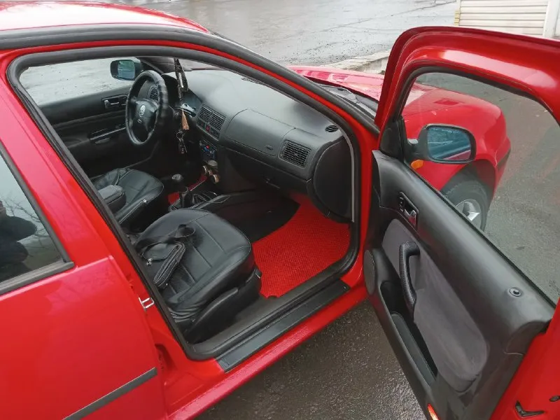 Гольф 4 369т. рублей авто в отличном состоянии! двигатель 1.6 бензин работает отлично, без расхода масла, без потёков, заменен ремень грм ролики свечи провода. коробка 5-ступка механика работает отлично ходовая часть вся перебрана едит тихо и мягко. зимняя резина, диски р-16 летние шины в комплекте 2 комплекта ключей салон в отличном состоянии для своих лет кондиционер обслужен работает отлично. 4-стеклоподьемника гур работает отлично электро-регулировка зеркал обогрев заднего стекла центральный замок музыка аукс usb bluetooth свет led лампы осмотр г донецк, возможен пригон рф учёт донецкий переоформление любое! +79490941853 📞 звоните: +7(949)0941853 - фотография - 3