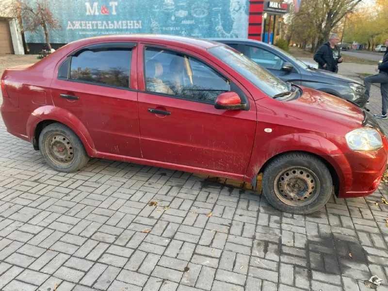 Chevrolet авео 2008год 1.5 мотор - бензин механика 5 ст. пробег 210 000км. в хорошем техническом состоянии, мотор и коробка без нареканий( 2000 км назад поменяны все масла, сцепление, верталётик ) электрика вся рабочая. салон в хорошем состоянии. гур(рейка была перебрана 2000 км назад, жидкости заменены)летняя и зимняя резина (лето диски) по кузову не гнилой, дно, пороги все целое, ничего варить не надо. из нюансов лобовое. хорошая музыка, магнитола аура, 3 пары сильвестров, усь аса спорт(продажа с музыкой), все работает. печка дует юридически, оформление без проблем я хозяин. (фаркоп вписан) цена‼️420000. осмотр донецк. машина бралась с салона в одной семье, по телефону расскажу больше. +79495591516 📞 звоните: +7(949)5591516 - фотография - 2