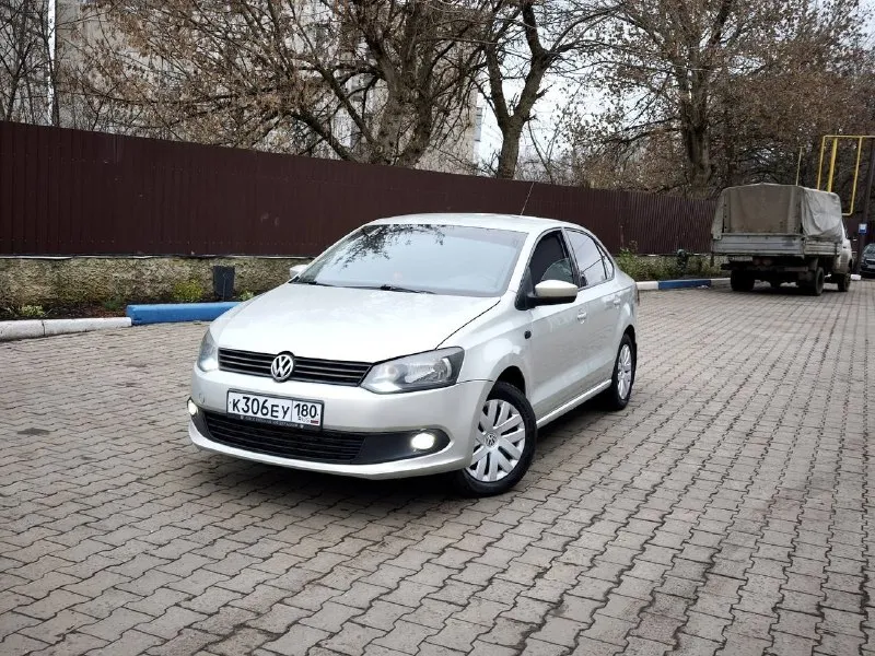 Продам авто volkswagen polo (фольсваген поло) 1.6 цена: 635.000руб пробег: 250.000 (родной пробег) год выпуска: 2012 год город: донецк номер: +7 949 086 06 31( telegram) автомобиль в отличном состояние очень надежная семейная и практичная машина. отличная комплектация: камера заднего вида, подогревы сидений, подогревы стёкл, большой сенсорный экран, навигация, полный электро пакет, сигнализация с автозапуском, хорошая зимняя резина, и многое другое. без дтп, птс оригинал, 1 хозяин, все стекла родные в круг, двигатель работаеь идеально, приёмистая в дороге, ходовая часть обслуженная, электрика вся рабочая. вообщем отличный автомобиль за свои деньги. с родным пробегом. на остальные вопросы готов ответить по телефону. 📞 звоните: +7(949)0860631 - фотография - 2