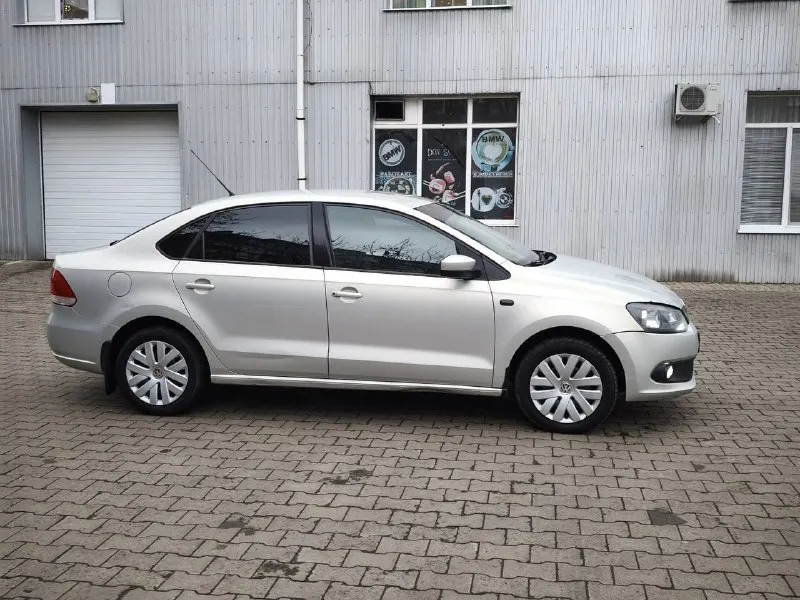 Продам авто volkswagen polo (фольсваген поло) 1.6 цена: 635.000руб пробег: 250.000 (родной пробег) год выпуска: 2012 год город: донецк номер: +7 949 086 06 31( telegram) автомобиль в отличном состояние очень надежная семейная и практичная машина. отличная комплектация: камера заднего вида, подогревы сидений, подогревы стёкл, большой сенсорный экран, навигация, полный электро пакет, сигнализация с автозапуском, хорошая зимняя резина, и многое другое. без дтп, птс оригинал, 1 хозяин, все стекла родные в круг, двигатель работаеь идеально, приёмистая в дороге, ходовая часть обслуженная, электрика вся рабочая. вообщем отличный автомобиль за свои деньги. с родным пробегом. на остальные вопросы готов ответить по телефону. 📞 звоните: +7(949)0860631 - фотография - 4