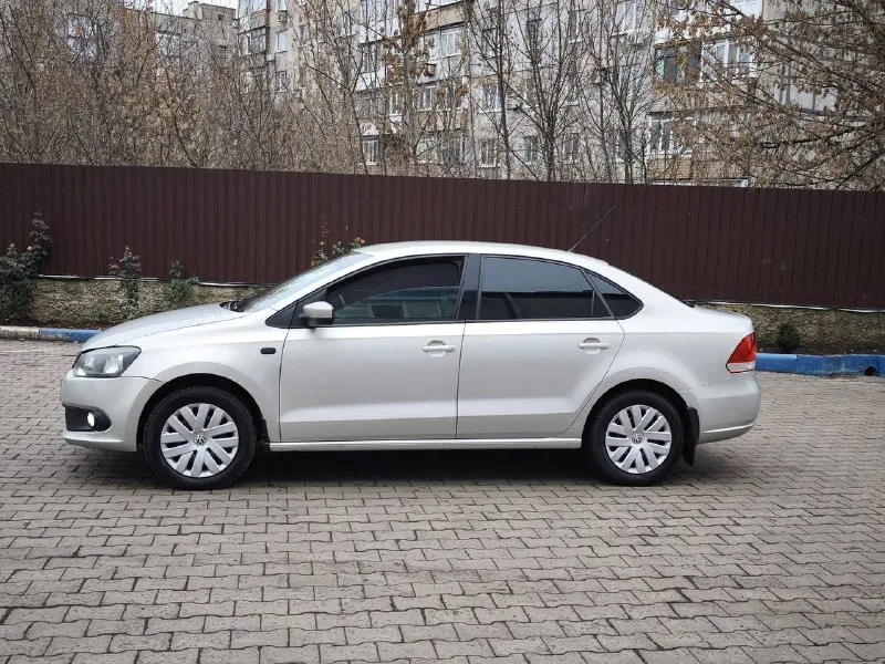 Продам авто volkswagen polo (фольсваген поло) 1.6 цена: 635.000руб пробег: 250.000 (родной пробег) год выпуска: 2012 год город: донецк номер: +7 949 086 06 31( telegram) автомобиль в отличном состояние очень надежная семейная и практичная машина. отличная комплектация: камера заднего вида, подогревы сидений, подогревы стёкл, большой сенсорный экран, навигация, полный электро пакет, сигнализация с автозапуском, хорошая зимняя резина, и многое другое. без дтп, птс оригинал, 1 хозяин, все стекла родные в круг, двигатель работаеь идеально, приёмистая в дороге, ходовая часть обслуженная, электрика вся рабочая. вообщем отличный автомобиль за свои деньги. с родным пробегом. на остальные вопросы готов ответить по телефону. 📞 звоните: +7(949)0860631 - фотография - 5