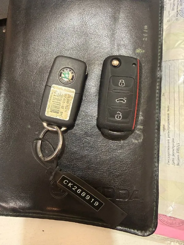 Обмен не интересует! продам шкода октавия а5 рест в очень хорошем состоянии. 1.4 tsi, кпп механика 6-ти ступенчатая декабрь 2011 г. в. 3 владельца. мотор работает идеально ровно, масло от замены до замены доливаю грамм 200 (6.000-7.000kм) не троит, не дымит. едет очень бодро. ходовая обслужена, без посторонних звуков. кпп работает как положено, без хрустов, гула и т. д. по кузову пару сколов, нечего критичного. ржавчины, гнили нет нигде! 4 электро стеклоподьёмника, подогревы передних сидений, кондиционер(заправлен летом, полностью исправен), штатные парктроники, led лампы в птф и ближнем. датчик света, датчик дождя. родной пробег 219.000, подтвержден автотекой. два ключа, сервисная книга с первого дня использования. продаю на 17х легкосплавах, летнюю резину на родных дисках также отдам. любые проверки только приветствуются могу скинуть автотеку. 850.000₽ торг +7 949 314 95 95 - фотография - 10