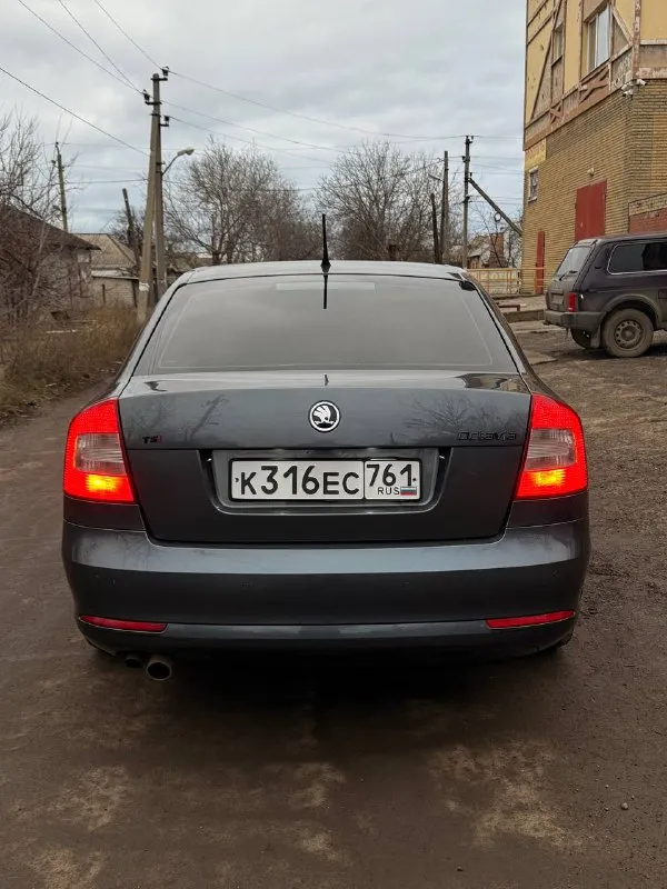 Обмен не интересует! продам шкода октавия а5 рест в очень хорошем состоянии. 1.4 tsi, кпп механика 6-ти ступенчатая декабрь 2011 г. в. 3 владельца. мотор работает идеально ровно, масло от замены до замены доливаю грамм 200 (6.000-7.000kм) не троит, не дымит. едет очень бодро. ходовая обслужена, без посторонних звуков. кпп работает как положено, без хрустов, гула и т. д. по кузову пару сколов, нечего критичного. ржавчины, гнили нет нигде! 4 электро стеклоподьёмника, подогревы передних сидений, кондиционер(заправлен летом, полностью исправен), штатные парктроники, led лампы в птф и ближнем. датчик света, датчик дождя. родной пробег 219.000, подтвержден автотекой. два ключа, сервисная книга с первого дня использования. продаю на 17х легкосплавах, летнюю резину на родных дисках также отдам. любые проверки только приветствуются могу скинуть автотеку. 850.000₽ торг +7 949 314 95 95 - фотография - 3