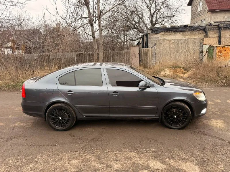Обмен не интересует! продам шкода октавия а5 рест в очень хорошем состоянии. 1.4 tsi, кпп механика 6-ти ступенчатая декабрь 2011 г. в. 3 владельца. мотор работает идеально ровно, масло от замены до замены доливаю грамм 200 (6.000-7.000kм) не троит, не дымит. едет очень бодро. ходовая обслужена, без посторонних звуков. кпп работает как положено, без хрустов, гула и т. д. по кузову пару сколов, нечего критичного. ржавчины, гнили нет нигде! 4 электро стеклоподьёмника, подогревы передних сидений, кондиционер(заправлен летом, полностью исправен), штатные парктроники, led лампы в птф и ближнем. датчик света, датчик дождя. родной пробег 219.000, подтвержден автотекой. два ключа, сервисная книга с первого дня использования. продаю на 17х легкосплавах, летнюю резину на родных дисках также отдам. любые проверки только приветствуются могу скинуть автотеку. 850.000₽ торг +7 949 314 95 95 - фотография - 5