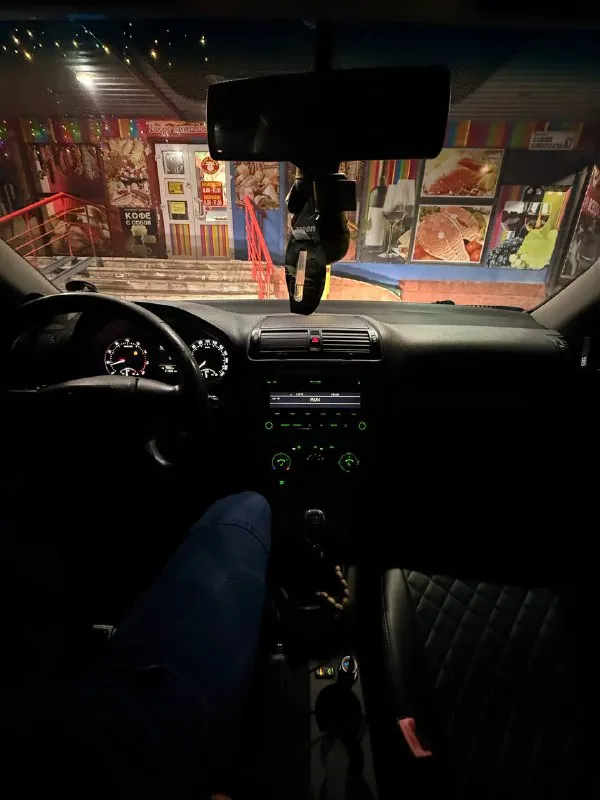 Обмен не интересует! продам шкода октавия а5 рест в очень хорошем состоянии. 1.4 tsi, кпп механика 6-ти ступенчатая декабрь 2011 г. в. 3 владельца. мотор работает идеально ровно, масло от замены до замены доливаю грамм 200 (6.000-7.000kм) не троит, не дымит. едет очень бодро. ходовая обслужена, без посторонних звуков. кпп работает как положено, без хрустов, гула и т. д. по кузову пару сколов, нечего критичного. ржавчины, гнили нет нигде! 4 электро стеклоподьёмника, подогревы передних сидений, кондиционер(заправлен летом, полностью исправен), штатные парктроники, led лампы в птф и ближнем. датчик света, датчик дождя. родной пробег 219.000, подтвержден автотекой. два ключа, сервисная книга с первого дня использования. продаю на 17х легкосплавах, летнюю резину на родных дисках также отдам. любые проверки только приветствуются могу скинуть автотеку. 850.000₽ торг +7 949 314 95 95 - фотография - 9