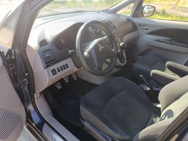 Продам свой личный автомобиль митсубиси грандис 2007 г. в 2.0 турбо дизель, механика 6-ступка,7 мест, машина в отличном состоянии,2 тыс км назад была замена грм и помпы, также сразу заменил масло и все фильтра включая топливный, масло меняю каждые 8 тыс, новые тормозные диски, колодки и суппорта, шаровые, замена шруза, замена свечей накала, новая зимняя резина, полный электро пакет, климат контроль, круиз контроль, подогрев сидений, бортовой компьютер, цена 799 тыс. торг. осмотр город донецк тел +79494375616 - фотография - 9