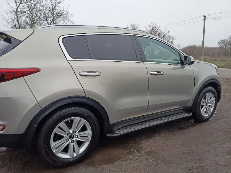 Продам: kia sportage
Год выпуска: 2016
Объем двигателя: 2л 150л/с
Привод: полный
Мкпп
Пробег: 204000 км
Машина в достойном, ухоженном состоянии, вложений не требует, сел и поехал, в хорошей комплектации: есть датчики давления в шинах, датчик, света, дождя, помощники, системы безопасности и много чего другого!
Машина эксплуатируется бережно, замена масла и фильтров каждые 5-6 тысяч, двигатель работает ровно, масло не жрёт, от замены до замены на том же уровне, заменены лампы в освещение на более мощные светодиодные, даже лампа освещения заднего хода светит как ближний свет, установленны пороги-подножки для более комфортной посадки, с машиной так же отдам свежий комплект летней резины, оригинальное прицепное и ещё всякие расходники: новые стойки стабилизатора и т. Д.
Цена 2.4 🍋
Быстрому покупателю, адекватный торг🤝
Осмотр: г. Мариуполь, пгт розовка
Контакты:
Т. +79497192597
📲 Tg: @lexxx1987
📞 Звоните: +7(949)7192597 - фотография - 3
