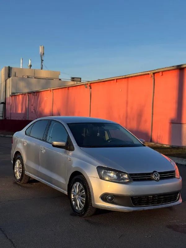 Продам volkswagen polo год выпуска-2011 объём двигателя-1.6( отличный, надежный мотор) коробка передач: 5-ти ступенчатая механика пробег 208.000 тыс (оригинал) машина в хорошем техническом состоянии автомобиль весь в родном окрасе ❗️ оцинкованный кузов! 1300 км назад менял масло в двигателе комплектация: -кондиционер ( заправлен) -4 стеклоподъемника -подогрев сидений и т. д 2 ключа, 2 сигнализация сделана шумоизоляция арок и багажника) за весь срок эксплуатации был 1 собственник❗️ птс оригинал ❗️ автотека зеленая, скину по запросу ! без дтп не такси, не каршеринг переоформление без проблем, залогов, запретов нет. могу поехать с вами в мрэо. в подарок новую андроид магнитолу с камерой заднего ввида цена -780.000 тыс ( торг ) дополнительные вопросы по телефону : +79495219479 - фотография - 4