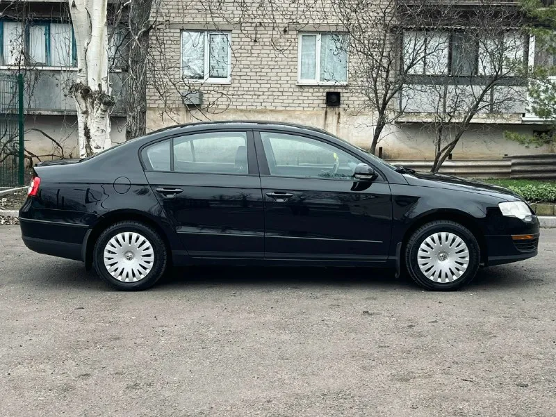 Продам volkswagen passat b6 авто в редком состоянии и комплектации. двигатель простой 1.6 бензин (bse) 102л. с. и мкпп 5ст. 178000км. оригинального пробега подтвержденного заказ нарядами, сервисной книгой и автотекой. за всю историю 2 владельца, первый владел около 15лет. 2 ключа. автотека зеленая. по двигателю вопросов нет, масло не подъедает. кпп так же без проблем, сцепление мягкое. ходовка без стуков и прочих дефектов. кузов полностью в заводском окрасе, без вмятин, ржавчин, вздутостей и прочих дефектов. резина зима yokohama 2024г. в. в отличном состоянии. по комплектации 2-х. зонный климат(рабочий), передние подогревы, эсп и т. д. авто оформлено на меня, продажа от собственника. возможна продажа в кредит. цена 850 000₽ осмотр старобешево +7 949 337 07 37 📞 звоните: +7(949)3370737 - фотография - 3