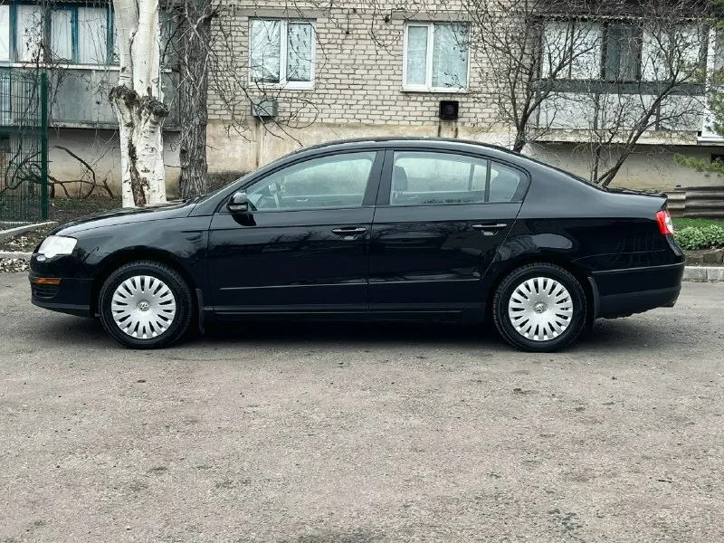 Продам volkswagen passat b6 авто в редком состоянии и комплектации. двигатель простой 1.6 бензин (bse) 102л. с. и мкпп 5ст. 178000км. оригинального пробега подтвержденного заказ нарядами, сервисной книгой и автотекой. за всю историю 2 владельца, первый владел около 15лет. 2 ключа. автотека зеленая. по двигателю вопросов нет, масло не подъедает. кпп так же без проблем, сцепление мягкое. ходовка без стуков и прочих дефектов. кузов полностью в заводском окрасе, без вмятин, ржавчин, вздутостей и прочих дефектов. резина зима yokohama 2024г. в. в отличном состоянии. по комплектации 2-х. зонный климат(рабочий), передние подогревы, эсп и т. д. авто оформлено на меня, продажа от собственника. возможна продажа в кредит. цена 850 000₽ осмотр старобешево +7 949 337 07 37 📞 звоните: +7(949)3370737 - фотография - 7