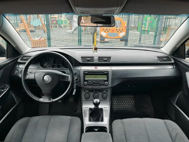 Продам volkswagen passat b6 авто в редком состоянии и комплектации. двигатель простой 1.6 бензин (bse) 102л. с. и мкпп 5ст. 178000км. оригинального пробега подтвержденного заказ нарядами, сервисной книгой и автотекой. за всю историю 2 владельца, первый владел около 15лет. 2 ключа. автотека зеленая. по двигателю вопросов нет, масло не подъедает. кпп так же без проблем, сцепление мягкое. ходовка без стуков и прочих дефектов. кузов полностью в заводском окрасе, без вмятин, ржавчин, вздутостей и прочих дефектов. резина зима yokohama 2024г. в. в отличном состоянии. по комплектации 2-х. зонный климат(рабочий), передние подогревы, эсп и т. д. авто оформлено на меня, продажа от собственника. возможна продажа в кредит. цена 850 000₽ осмотр старобешево +7 949 337 07 37 📞 звоните: +7(949)3370737 - фотография - 8