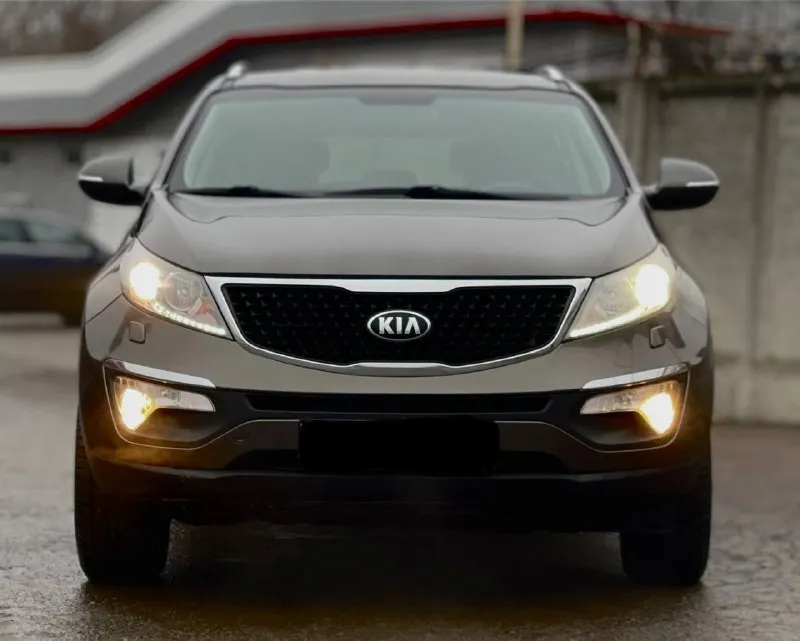 Продам kia sportage 2014г. Restyling 4wd 2.0at бенз. Автомобиль в идеальном 141.ооокм пробег. Работает идеально не дымит, не троит. Коробка переключает плавно, работает без тычков и пинков. По ходовой части нареканий нет, нечего не стучит, нечего не гремит. Все стекла в круг родные включая лобовое. Пред максимальная комплектация, есть все кроме панорамы. Без ключевой доступ, start/stop, два ключа, двухзонный климат контроль, подогрев всех сидений, камера заднего вида, датчик дождя, датчик света и многое другое. Цена 1.480🍋 торг.
Остальные вопросы по.
📞+7(949)-522-70-98📞
📞 Звоните: +7(949)5227098 - фотография - 2