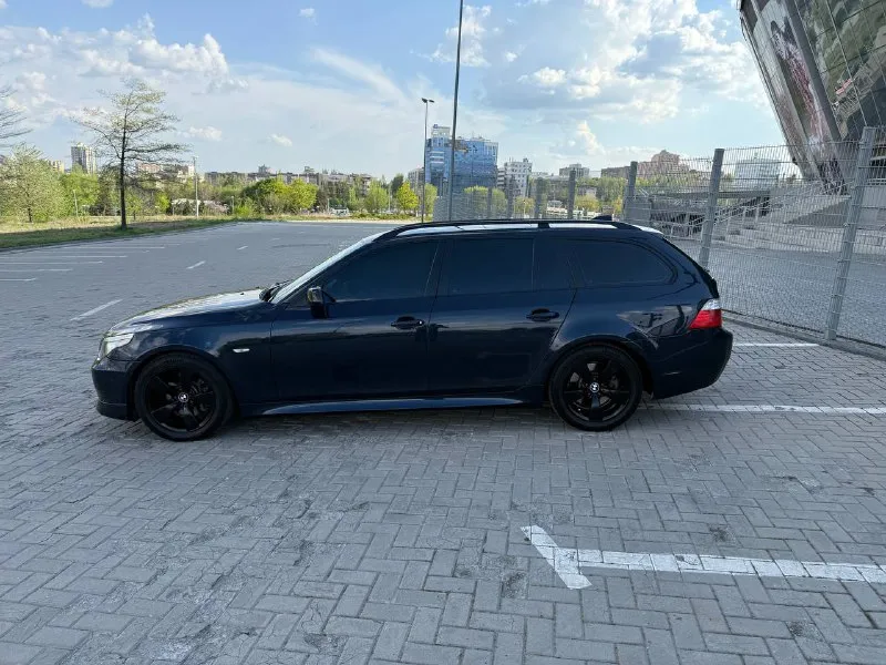 Продается bmw e-61 530d m57n2 2006г. 304535 пробег. в донецке с 2022г. один хозяин, цепи заменены, егр заглушен, саженый удален, downpipe, прошита stage-1, демпфер заменен, все прокладки заменены, масло в коробке заменено, турбина заменена, вся золовка сделана, проще написать чего на делал за это время, почти все акты выполненных работ есть, два комплекта дисков с резиной, климат работает, радиатор кондиционера заменен. по комплектации: бесключевой доступ, проекция, спорт сиденья полностью электро с памятью, панорама не течет, большой монитор русифицирован, едет очень бодро. 1300000 +79494181253, телега на этом же номере. - фотография - 3