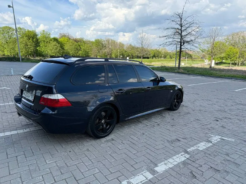 Продается bmw e-61 530d m57n2 2006г. 304535 пробег. в донецке с 2022г. один хозяин, цепи заменены, егр заглушен, саженый удален, downpipe, прошита stage-1, демпфер заменен, все прокладки заменены, масло в коробке заменено, турбина заменена, вся золовка сделана, проще написать чего на делал за это время, почти все акты выполненных работ есть, два комплекта дисков с резиной, климат работает, радиатор кондиционера заменен. по комплектации: бесключевой доступ, проекция, спорт сиденья полностью электро с памятью, панорама не течет, большой монитор русифицирован, едет очень бодро. 1300000 +79494181253, телега на этом же номере. - фотография - 7
