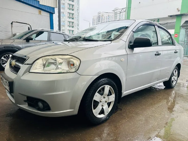 Продается chevrolet aveo t 250.2009 г выпуска покупалась и первая регистрация в 2010 г мотор 1.4 101 лс без теплообменика работает мотор изумительно не дымит не троит пробег 135 т. км. подтвержденный автотекой авто без дтп без расчетов и выплат кузов без коррозии без гнили днище пороги без гнилых мест авто без каких либо вложений все то пройдены замена ремня грм с помпой и роликами была 5 т, назад также заменены масла фильтра антифриз установлена зимняя резина салон чистый не рваный под капотка также в отличном состоянии все номера на авто читаются номер мотора вин код на учет встанет без проблем авто ростовская была в одной семьи была перерегистрация в кругу семьи цена 535 т +79498313052 +79604471800 телеграмм ватсап имо - фотография - 5