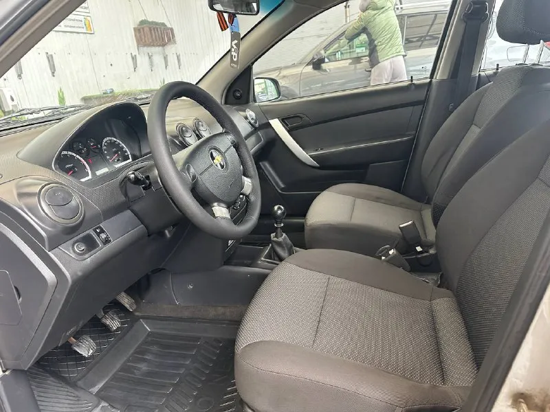 Продается chevrolet aveo t 250.2009 г выпуска покупалась и первая регистрация в 2010 г мотор 1.4 101 лс без теплообменика работает мотор изумительно не дымит не троит пробег 135 т. км. подтвержденный автотекой авто без дтп без расчетов и выплат кузов без коррозии без гнили днище пороги без гнилых мест авто без каких либо вложений все то пройдены замена ремня грм с помпой и роликами была 5 т, назад также заменены масла фильтра антифриз установлена зимняя резина салон чистый не рваный под капотка также в отличном состоянии все номера на авто читаются номер мотора вин код на учет встанет без проблем авто ростовская была в одной семьи была перерегистрация в кругу семьи цена 535 т +79498313052 +79604471800 телеграмм ватсап имо - фотография - 8