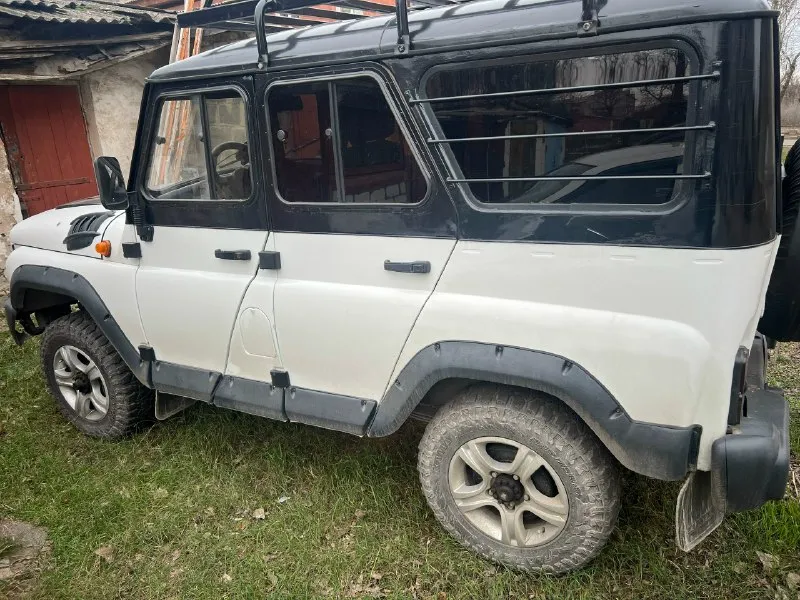 Продам уаз 315196 год выпуска 2011, мотор инжектор 409-й шепчет, коробка раздатка мосты без нареканий, везде масла заменены, в охлаждайку залит антифриз зелëный, машина выглядит на 5+ салон ухоженный чистый, техничка на 5, стоит музыка 4 динамика + саб магнитола процессорная аура, подсветка салона две печки с доп насосом для улучшения прокачки системы, гур, эвоковрики, шноркель поставлен по уму а не для колхоза, багажник, грязевые колëса на фото и видео всë видно и слышно цена 700.000₽ торг +7-949-608-49-10 📞 звоните: +7(949)6084910 - фотография - 7