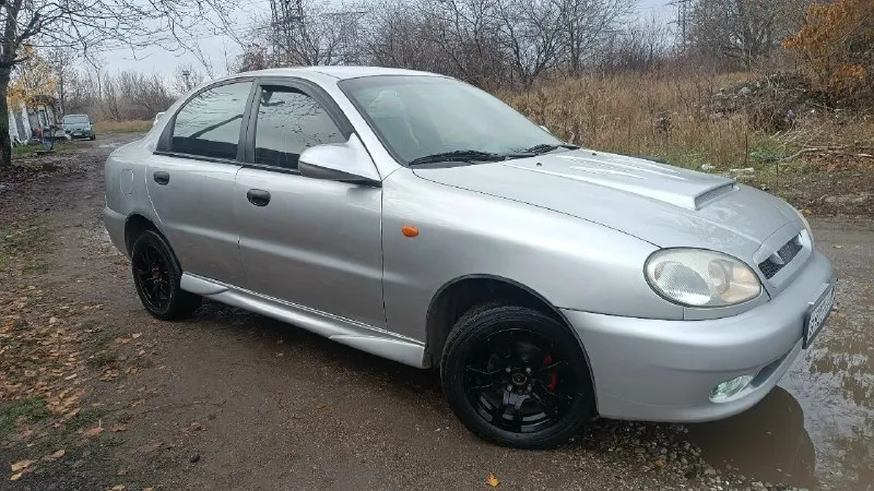 Срочно! ланос 2006г 1.5 механика, пробег 170тыс. кондиционер, гур, все 4 эл. стеклоподьемники, сзади тоже, эл. регулировка зеркала. авто чипован, резвый тянет будь здоров, двигателю ещё жить и жить нареканий нету, кпп всё четенько переключает, ручник держит, печка греет а вот кондёр заправить нужно фрион отдам, новое масло с фильтром, воздушный фильтр, топливный фильтр, тормозные колодки, обслужены суппорта и прокачана новая тормозуха, 4й диск есть ударен, нужно в ремонт его, и подключить камеру заднего вида провода протянуты. авто местный не пригон, с салона в одних руках, пробег родной, с места рвет и тянет будь здоров ланосы 1.6 курят в стороне. осмотр макеевка черёмушки цена 190 торг уместен +79490040934 +79494396010 телеграм 📞 звоните: +7(949)0040934 - фотография - 2