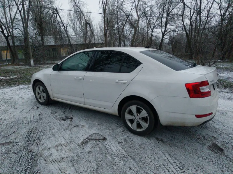 Skoda octavia a7 год выпуска: 2013 родной пробег автомобиля: 190 тыс. км : 1.8 турбо ( 180 л. с ) коробка: автомат (dsg) комплектация: мультируль, штатная мультимедиа, круиз контроль, климат контроль, подогрев передних и задних сидений, розетка 220, 4 эл. стеклоподъемника. обслуживал своевременно, ходовая часть без нареканий. и коробка работают отлично. цена: 1.500.000 тыс. руб. торг присутствует. автомобиль находится в шахтёрске. обращаться по номеру: +79493681873 📞 звоните: +7(949)3681873 - фотография - 3