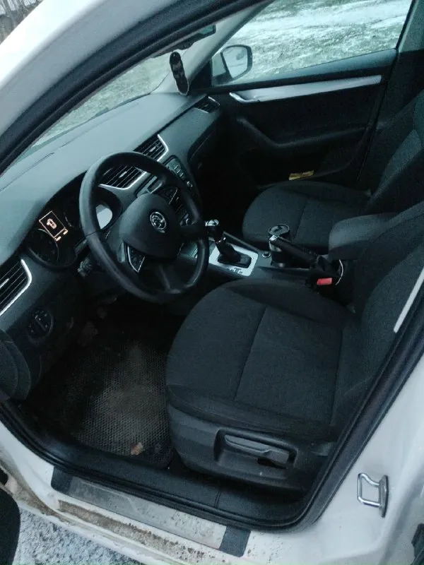 Skoda octavia a7 год выпуска: 2013 родной пробег автомобиля: 190 тыс. км : 1.8 турбо ( 180 л. с ) коробка: автомат (dsg) комплектация: мультируль, штатная мультимедиа, круиз контроль, климат контроль, подогрев передних и задних сидений, розетка 220, 4 эл. стеклоподъемника. обслуживал своевременно, ходовая часть без нареканий. и коробка работают отлично. цена: 1.500.000 тыс. руб. торг присутствует. автомобиль находится в шахтёрске. обращаться по номеру: +79493681873 📞 звоните: +7(949)3681873 - фотография - 4