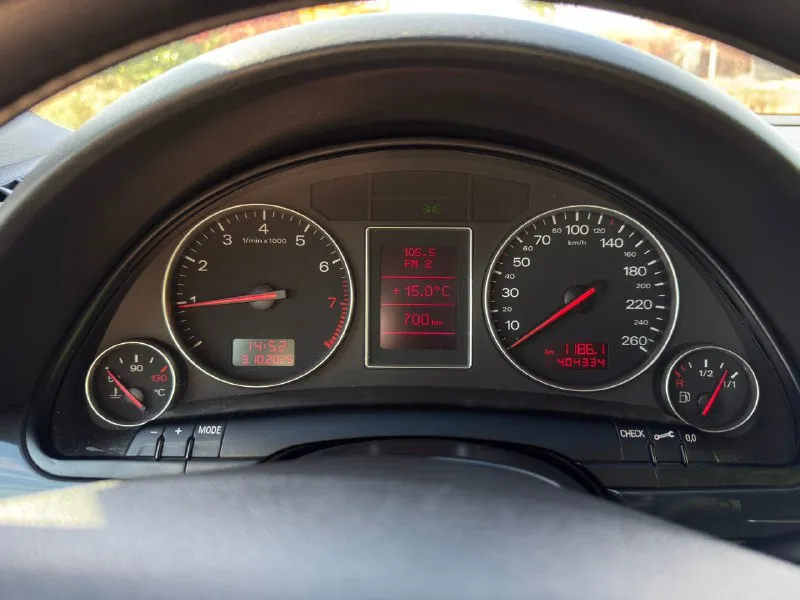 Продам audi a4b6 2001 год мотор - 2.0 пробег - 404 334 кпп- механика ( масло недавно менял) передний привод машина в хорошем состоянии для своих лет. есть незначительные коцки, царапинки, рыжики, все таки машине 24 года. новая рейка, новый бачок гура, новый насос гура, передняя ходовка перебрана, двигатель в хорошем состоянии недавно смотрел эндоскопом. есть к чему приложить руку, резонатор рычит, а так же ручником заняться, не особо критично, на этом скину. печка дует как надо, кондиционер холодит замечательно, вообщем климат рабочий. машина дарила только положительные эмоции, никогда не подводила, продаю потому, что нужны деньги. я хозяин, переоформление без проблем цену вижу 500 000 руб. +79494106945 константин 📞 звоните: +7(949)4106945 - фотография - 7