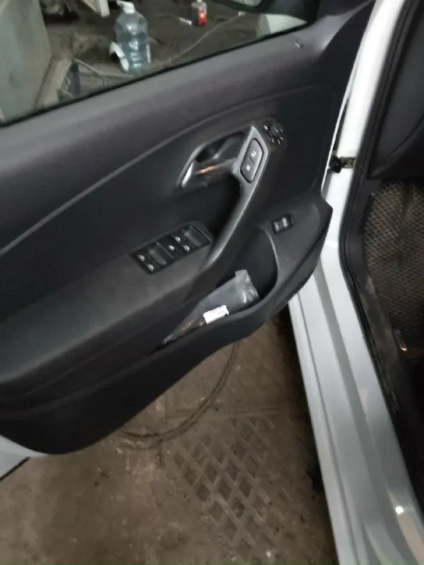 Продам volkswagen поло седан 2018г рестайлинг 1,6 мpi мкпп цена 1,2 🍋 руб хороший торг возле авто двигатель шепчет ходовая перебрана мультируль подогрев передних сидений блютуз связь два комплекта почти новой резины на дисках салон чистый не затертый масло и фильтр заменены передние колодки новые задние в отличном состоянии заменена помпа устранена ваговская болячка с рулевой рейкой авто без вложений сел и поехал ! лучший вариант первого авто ! звоните или пишите в телеграмм👇 тел +7949 3405784 владимир донецк ленинский район рассмотрю обмен на авто с автоматом не старше 2015 года с доплатой в обе стороны ! 📞 звоните: +7(949)3405784 - фотография - 2