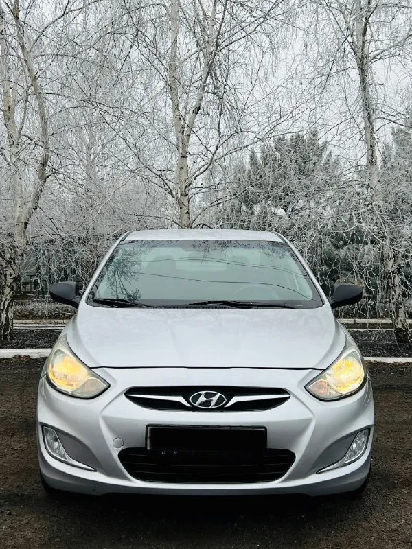 Продам машину hyundai solaris 2011 года выпуска. автомобиль технически полностью в исправном состоянии, на уверенном ходу. двигатель 1.6 бензин, не дымит/не троит, едет отлично. коробка механика. ходовая часть автомобиля всегда своевременно обслуживается, без каких либо посторонних шумов. стоит хорошая зимняя резина, также установлена андройд магнитола, один владелец, кондиционер в исправном состоянии. днище, пороги, арки все целое. за автомобиль уверен, будет ездить и радовать нового владельца. цена: 570.000₽ готов сделать скидку у капота. звоните: +79494347073 - фотография - 2