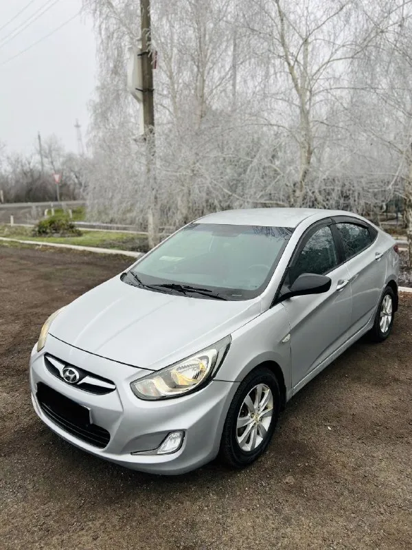Продам машину hyundai solaris 2011 года выпуска. автомобиль технически полностью в исправном состоянии, на уверенном ходу. двигатель 1.6 бензин, не дымит/не троит, едет отлично. коробка механика. ходовая часть автомобиля всегда своевременно обслуживается, без каких либо посторонних шумов. стоит хорошая зимняя резина, также установлена андройд магнитола, один владелец, кондиционер в исправном состоянии. днище, пороги, арки все целое. за автомобиль уверен, будет ездить и радовать нового владельца. цена: 570.000₽ готов сделать скидку у капота. звоните: +79494347073 - фотография - 3