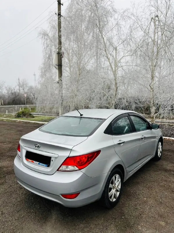 Продам машину hyundai solaris 2011 года выпуска. автомобиль технически полностью в исправном состоянии, на уверенном ходу. двигатель 1.6 бензин, не дымит/не троит, едет отлично. коробка механика. ходовая часть автомобиля всегда своевременно обслуживается, без каких либо посторонних шумов. стоит хорошая зимняя резина, также установлена андройд магнитола, один владелец, кондиционер в исправном состоянии. днище, пороги, арки все целое. за автомобиль уверен, будет ездить и радовать нового владельца. цена: 570.000₽ готов сделать скидку у капота. звоните: +79494347073 - фотография - 4