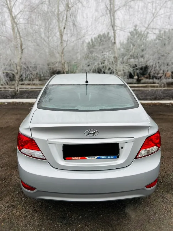 Продам машину hyundai solaris 2011 года выпуска. автомобиль технически полностью в исправном состоянии, на уверенном ходу. двигатель 1.6 бензин, не дымит/не троит, едет отлично. коробка механика. ходовая часть автомобиля всегда своевременно обслуживается, без каких либо посторонних шумов. стоит хорошая зимняя резина, также установлена андройд магнитола, один владелец, кондиционер в исправном состоянии. днище, пороги, арки все целое. за автомобиль уверен, будет ездить и радовать нового владельца. цена: 570.000₽ готов сделать скидку у капота. звоните: +79494347073 - фотография - 6