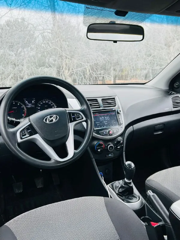 Продам машину hyundai solaris 2011 года выпуска. автомобиль технически полностью в исправном состоянии, на уверенном ходу. двигатель 1.6 бензин, не дымит/не троит, едет отлично. коробка механика. ходовая часть автомобиля всегда своевременно обслуживается, без каких либо посторонних шумов. стоит хорошая зимняя резина, также установлена андройд магнитола, один владелец, кондиционер в исправном состоянии. днище, пороги, арки все целое. за автомобиль уверен, будет ездить и радовать нового владельца. цена: 570.000₽ готов сделать скидку у капота. звоните: +79494347073 - фотография - 7