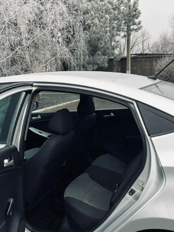 Продам машину hyundai solaris 2011 года выпуска. автомобиль технически полностью в исправном состоянии, на уверенном ходу. двигатель 1.6 бензин, не дымит/не троит, едет отлично. коробка механика. ходовая часть автомобиля всегда своевременно обслуживается, без каких либо посторонних шумов. стоит хорошая зимняя резина, также установлена андройд магнитола, один владелец, кондиционер в исправном состоянии. днище, пороги, арки все целое. за автомобиль уверен, будет ездить и радовать нового владельца. цена: 570.000₽ готов сделать скидку у капота. звоните: +79494347073 - фотография - 8