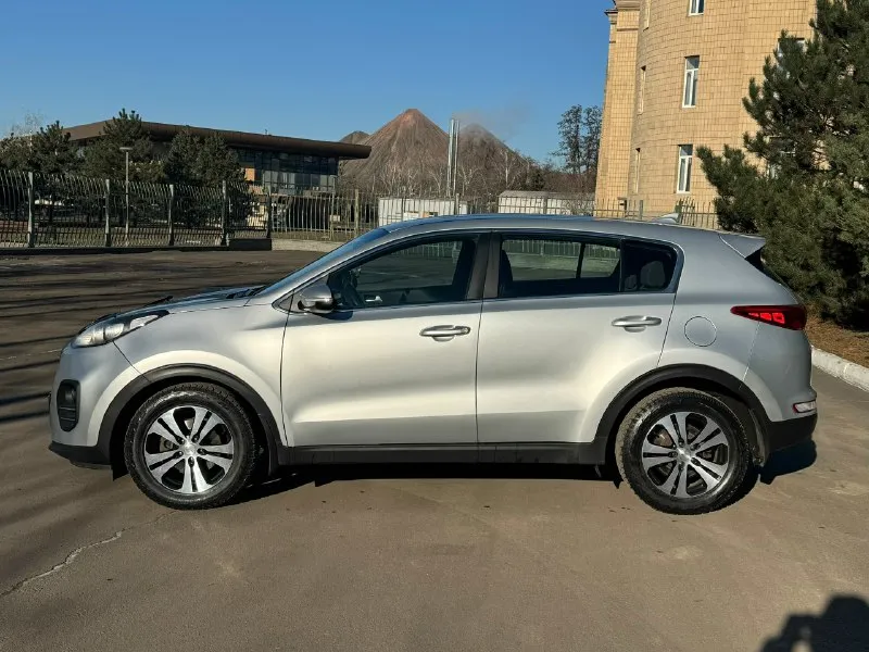 Kia sportage официал 2018 год выпуска двигатель 2.0 бензин коробка автомат пробег 139 тыс. Км автомобиль в отличном состоянии, кузов весь в заводском окрасе ! Вложения не какого не требует от слова совсем ! В машине есть все для комфорта, кондиционер, датчики света, и дождя, подогревы сидений передних, и задних, подогревы зеркал, зоны дворников, многофункциональная магнитола usb, bluetooth, громкая связь, камера заднего вида, и многое другое ! Г. Донецк цена 1.865 тыс. ₽ звоните остальное по +79495210885
📞 Звоните: +7(949)5210885 - фотография - 1