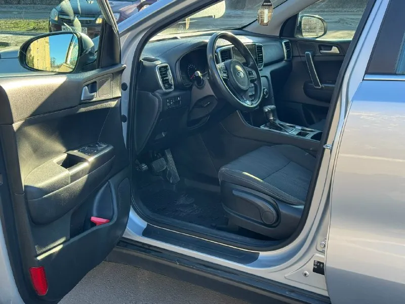 Kia sportage официал 2018 год выпуска двигатель 2.0 бензин коробка автомат пробег 139 тыс. Км автомобиль в отличном состоянии, кузов весь в заводском окрасе ! Вложения не какого не требует от слова совсем ! В машине есть все для комфорта, кондиционер, датчики света, и дождя, подогревы сидений передних, и задних, подогревы зеркал, зоны дворников, многофункциональная магнитола usb, bluetooth, громкая связь, камера заднего вида, и многое другое ! Г. Донецк цена 1.865 тыс. ₽ звоните остальное по +79495210885
📞 Звоните: +7(949)5210885 - фотография - 8