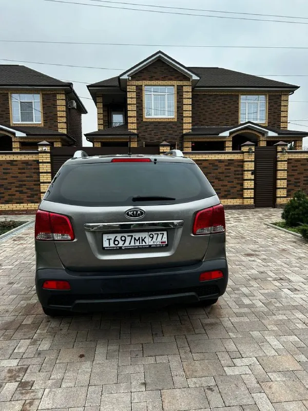 Продам киа sorrento 2012 год бензин 2.4 автомат полный привод пробег 218000 в родном окрасе машина в идеальном состоянии без вложений без дтп двигатель коробка ходовая всё в отличном состоянии вложения не требуют покузову выглядит достойно без рыжиков и вмятин по электрике работает абсолютно все каждая кнопка ошибок нет по документам я хозяин документы хрустально чистые любое переоформление через гаи остальная информация по телефону цена 1370.000 телефон +79494932503 +79490036029 - фотография - 4