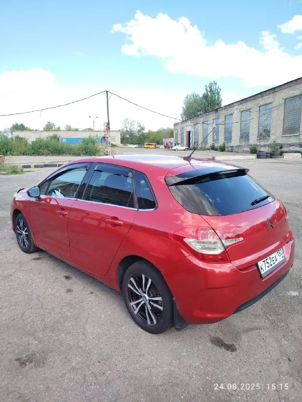 Продам, ситроен с4 второго поколения, 2011 год, мотор 1.6, акпп, 230000 к родного пробега, ходовая вся сделана, ничего не гремит не стучит, лишних шумов нет, из последнего заменены задние стойки, тормозные колодки в круг, салон не затертый в очень хорошем состоянии, руль кожа, торпеда мягкая, по комплектации: двух зонный климат контроль, заправлен холодит как надо. датчики abs датчик esp датчик дождя датчик света круиз контроль мультируль регулировка поясничной зоны обогрев передних сидений полный электростеклопакет электрорегулировка зеркал центральный замок коробка на спорт режиме, и зимним адаптивные противотуманки ломающиеся подголовники регулировка руля по высоте, на и от себя диски титаны р 16 запаска полноценная, с полным комплектом. любые проверки на сто за ваш счет, приветствуются. цена 750 к, торг у капота, находится г. снежное +79493843710 - фотография - 4