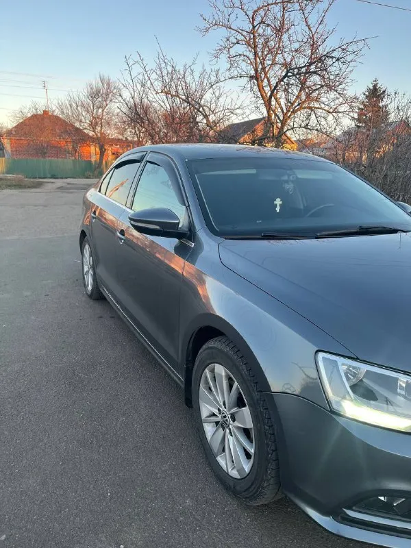 Продам свой автомобиль фольксваген джета 6 официальный европейка не пригон не америка 2016 г объем 1.6 автомат 7 ступенчатая пробег 76000 т один хозяин собственник машина мариупольская гаражное хранения вся в заводской краски не одна деталь не снималась два ключа кожаный салон двух зоный климат оцинкованный кузов состояние нового авто цена 1.950 т 79497244690 - фотография - 3