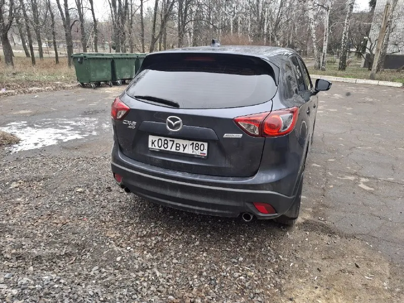 Mazda cx-5 2-л. 2011 год, пробег родной 102т. в отличном состоянии, замена масло каждые 7т. нюансы: машина была в не большом дтп, треснуто лобовое, по кузову не большая мятина задней правой двери, трещина на заднем бампере, на фото видно. переднее крыло заменено. коробка от столкновения с бардюром пинает на первой скорости, остальные переключает хорошо. после устранения последствий дтп езжу уже почти год, машина работает на отлично, не считая пинка коробки. цена 1,350 🍋 не большой торг. +79496850364 📞 звоните: +7(949)6850364 - фотография - 2