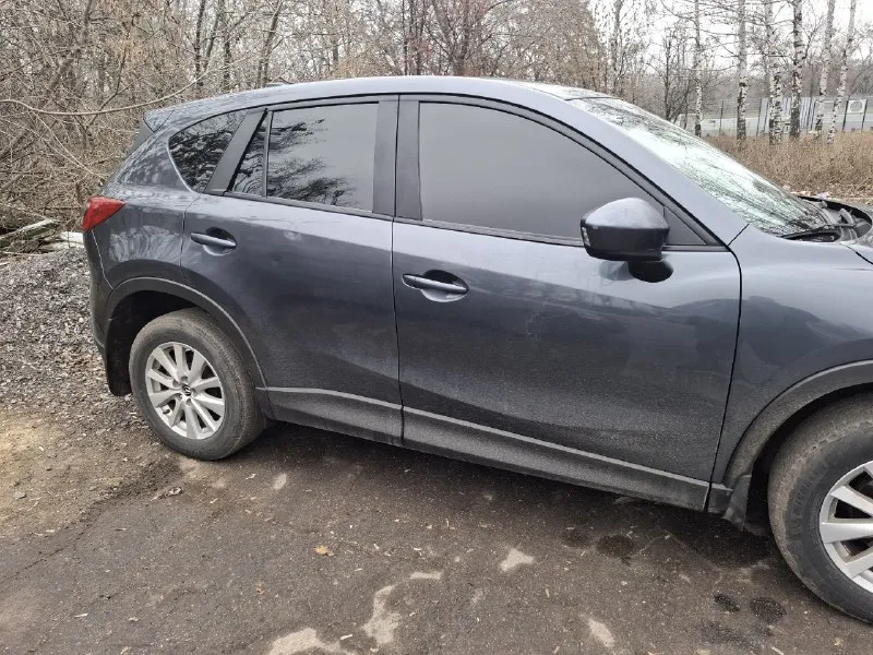 Mazda cx-5 2-л. 2011 год, пробег родной 102т. в отличном состоянии, замена масло каждые 7т. нюансы: машина была в не большом дтп, треснуто лобовое, по кузову не большая мятина задней правой двери, трещина на заднем бампере, на фото видно. переднее крыло заменено. коробка от столкновения с бардюром пинает на первой скорости, остальные переключает хорошо. после устранения последствий дтп езжу уже почти год, машина работает на отлично, не считая пинка коробки. цена 1,350 🍋 не большой торг. +79496850364 📞 звоните: +7(949)6850364 - фотография - 3