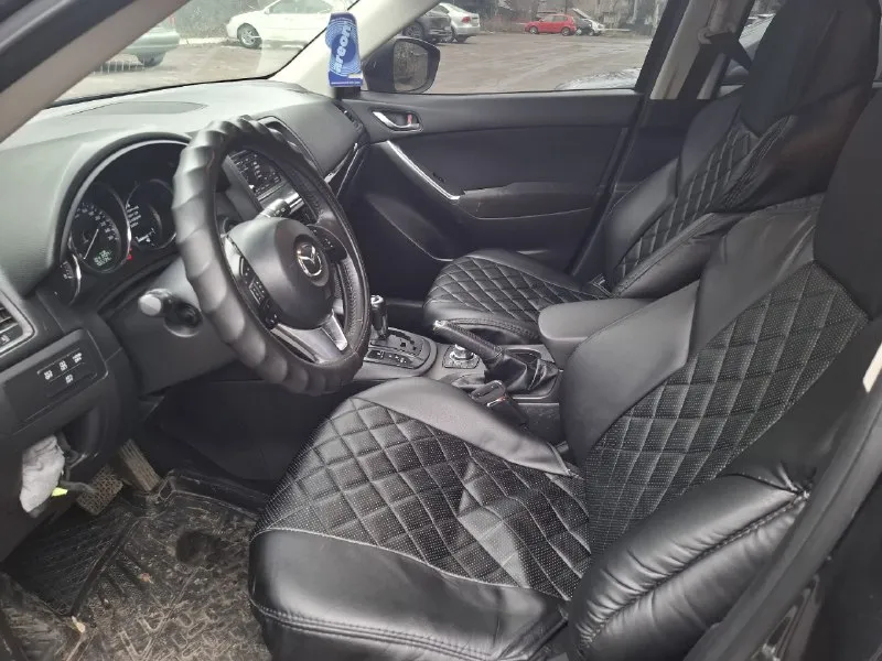 Mazda cx-5 2-л. 2011 год, пробег родной 102т. в отличном состоянии, замена масло каждые 7т. нюансы: машина была в не большом дтп, треснуто лобовое, по кузову не большая мятина задней правой двери, трещина на заднем бампере, на фото видно. переднее крыло заменено. коробка от столкновения с бардюром пинает на первой скорости, остальные переключает хорошо. после устранения последствий дтп езжу уже почти год, машина работает на отлично, не считая пинка коробки. цена 1,350 🍋 не большой торг. +79496850364 📞 звоните: +7(949)6850364 - фотография - 4